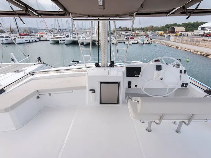 Bali 5.4 flybridge helm