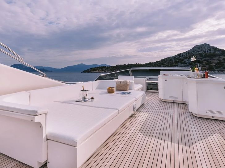 SEAS THE DAY Posillipo Technema 85 - flybridge bar lounge SEAS THE DAY Posillipo Technema 85 - flybridge bar lounge