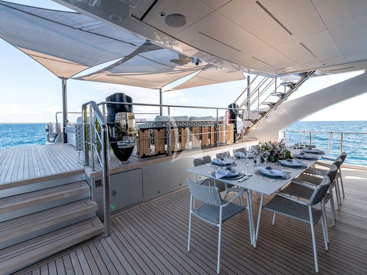 CABO Persing 140 - aft deck alfresco dining area CABO Persing 140 - aft deck alfresco dining area