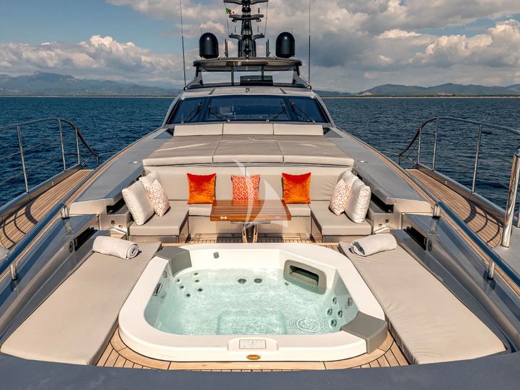 CABO Persing 140 - foredeck jacuzzi lounge and sunbathing area CABO Persing 140 - foredeck jacuzzi lounge and sunbathing area