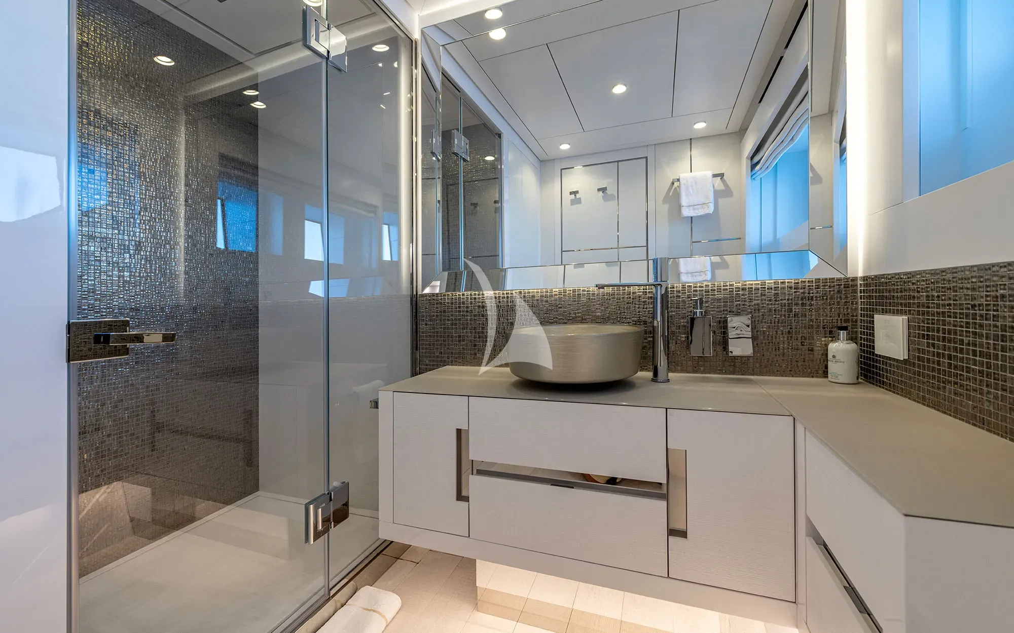 CABO Persing 140 - master cabin bathroom