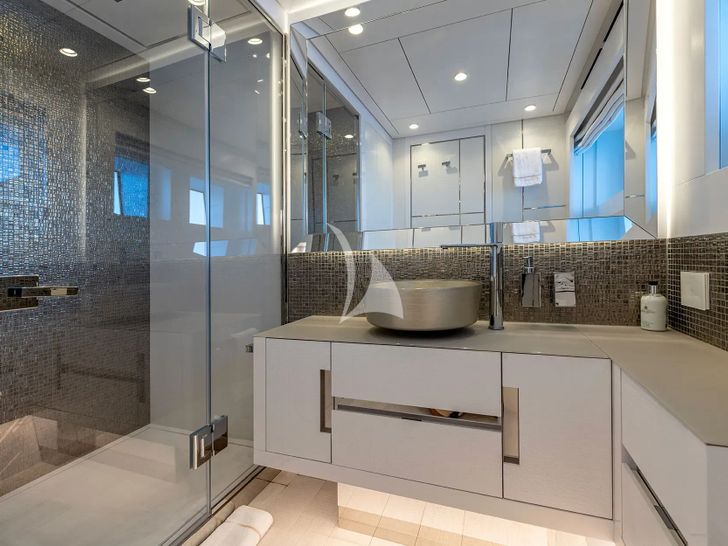 CABO Persing 140 - master cabin bathroom CABO Persing 140 - master cabin bathroom