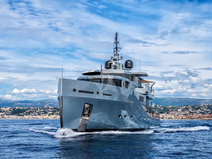 CALADAN Tansu 37m - cruising bow view CALADAN Tansu 37m - cruising bow view