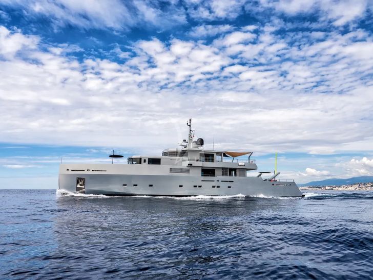 CALADAN Tansu 37m - cruising side profile CALADAN Tansu 37m - cruising side profile