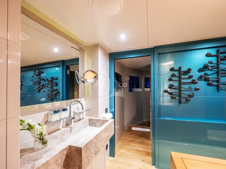 CALADAN Tansu 37m - master cabin bathroom CALADAN Tansu 37m - master cabin bathroom