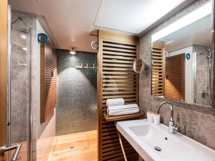 CALADAN Tansu 37m - twin cabin bathroom CALADAN Tansu 37m - twin cabin bathroom