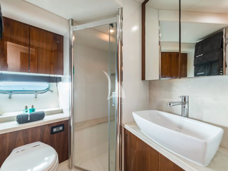 CALA DI LUNA Sunseeker Manhattan 74 - VIP cabin bathroom CALA DI LUNA Sunseeker Manhattan 74 - VIP cabin bathroom