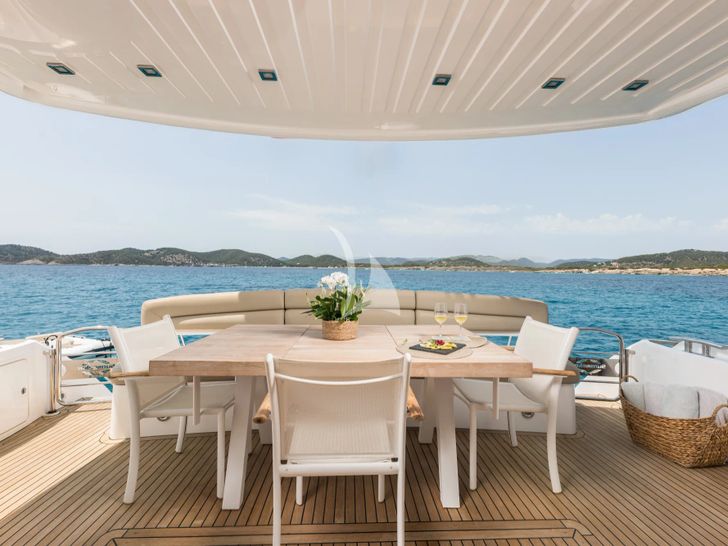 CALA DI LUNA Sunseeker Manhattan 74 - aft deck dining area CALA DI LUNA Sunseeker Manhattan 74 - aft deck dining area