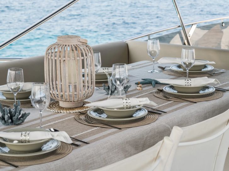 CALA DI LUNA Sunseeker Manhattan 74 - alfresco dining set up CALA DI LUNA Sunseeker Manhattan 74 - alfresco dining set up
