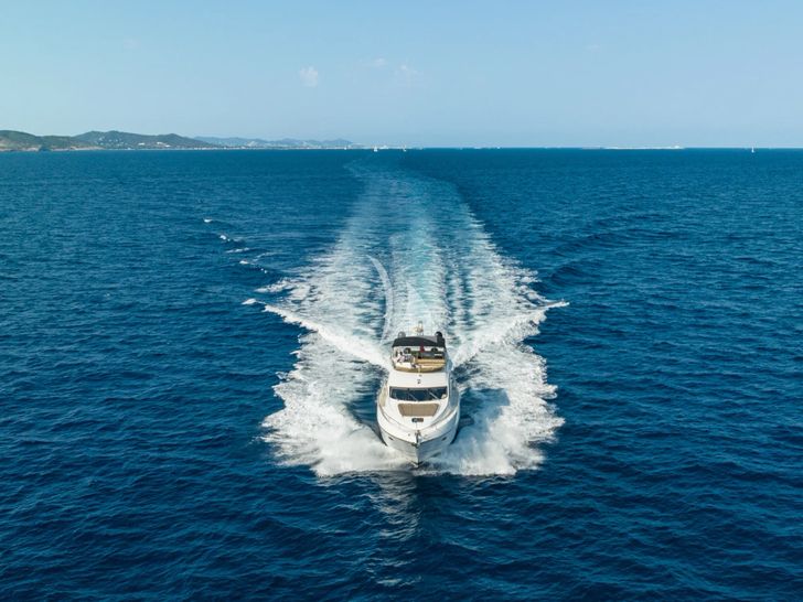 CALA DI LUNA Sunseeker Manhattan 74 - cruising bow view CALA DI LUNA Sunseeker Manhattan 74 - cruising bow view