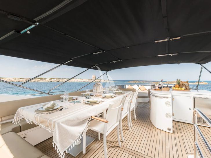 CALA DI LUNA Sunseeker Manhattan 74 - flybridge dining area CALA DI LUNA Sunseeker Manhattan 74 - flybridge dining area