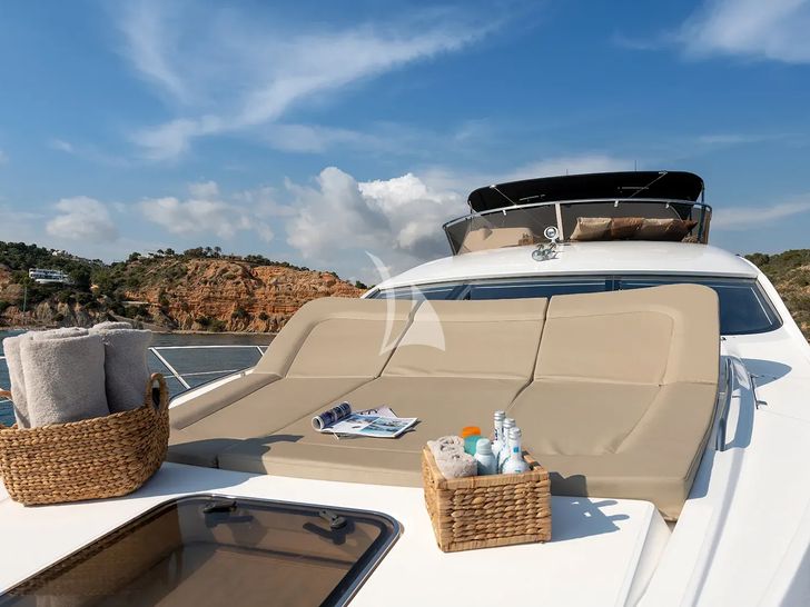 CALA DI LUNA Sunseeker Manhattan 74 - foredeck bronzing area CALA DI LUNA Sunseeker Manhattan 74 - foredeck bronzing area
