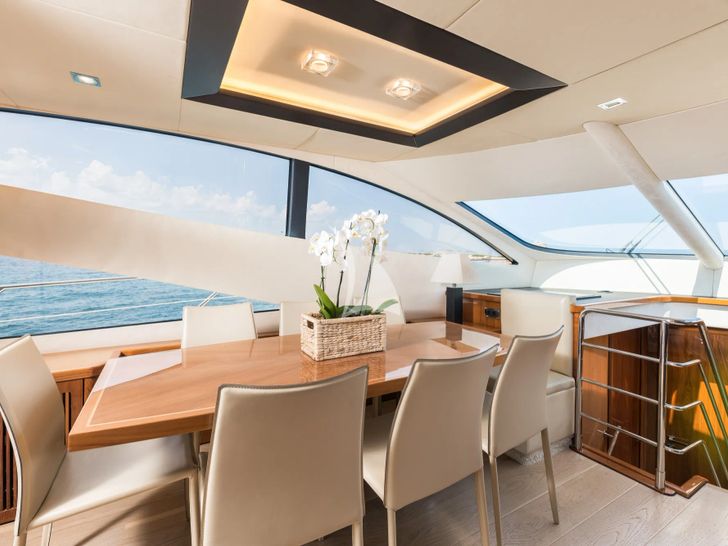 CALA DI LUNA Sunseeker Manhattan 74 - indoor dining area CALA DI LUNA Sunseeker Manhattan 74 - indoor dining area