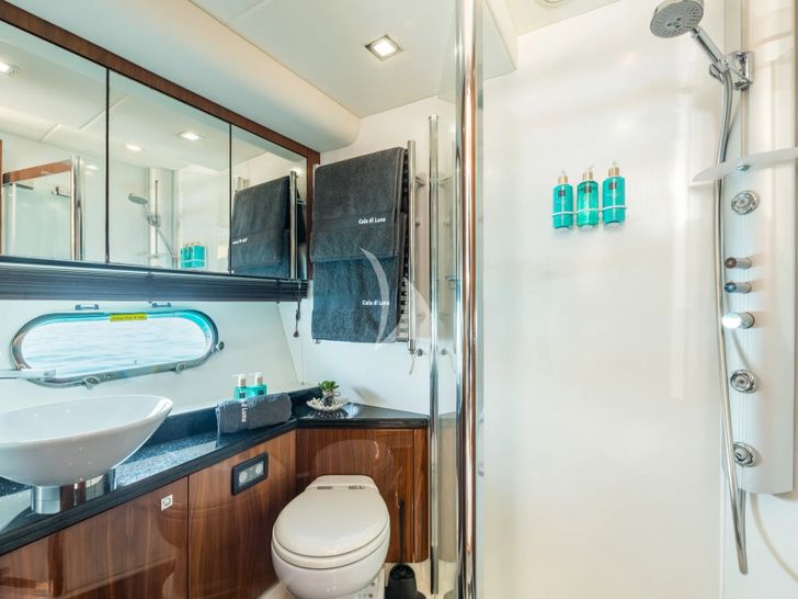 CALA DI LUNA Sunseeker Manhattan 74 - master cabin bathroom CALA DI LUNA Sunseeker Manhattan 74 - master cabin bathroom