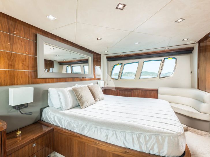 CALA DI LUNA Sunseeker Manhattan 74 - master cabin bed CALA DI LUNA Sunseeker Manhattan 74 - master cabin bed