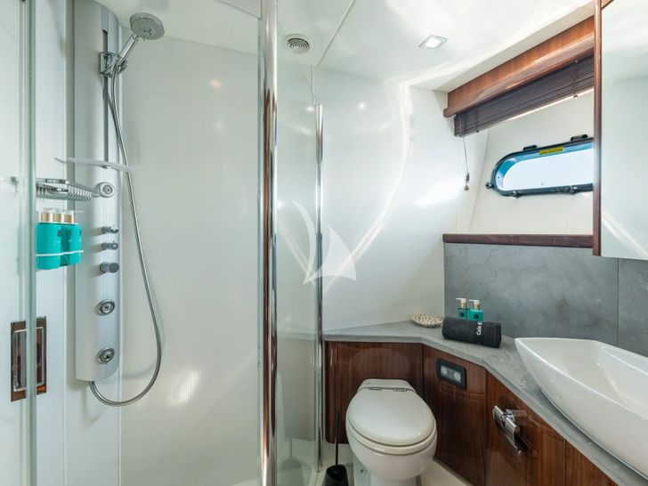 CALA DI LUNA Sunseeker Manhattan 74 - twin cabin 1 bathroom CALA DI LUNA Sunseeker Manhattan 74 - twin cabin 1 bathroom