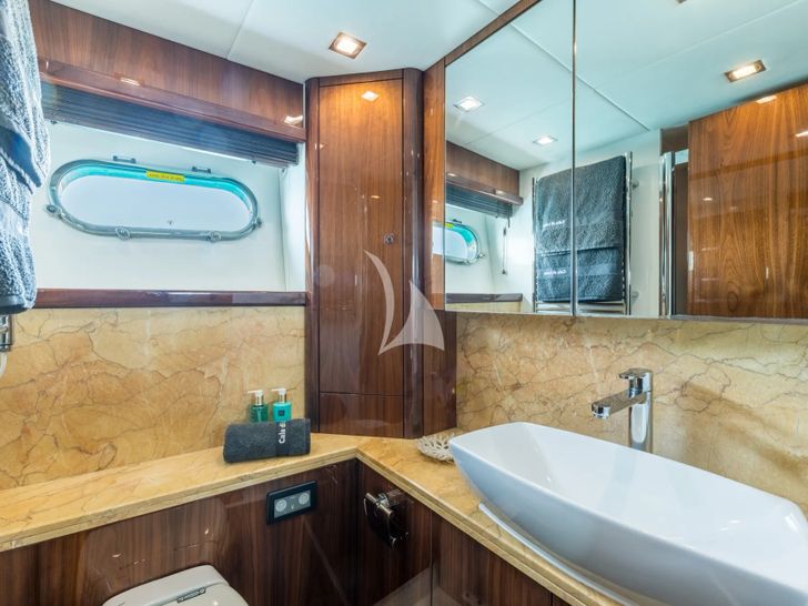 CALA DI LUNA Sunseeker Manhattan 74 - twin cabin bunk bathroom CALA DI LUNA Sunseeker Manhattan 74 - twin cabin bunk bathroom