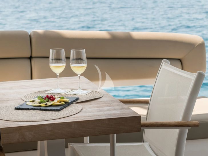 CALA DI LUNA Sunseeker Manhattan 74 - wine party CALA DI LUNA Sunseeker Manhattan 74 - wine party