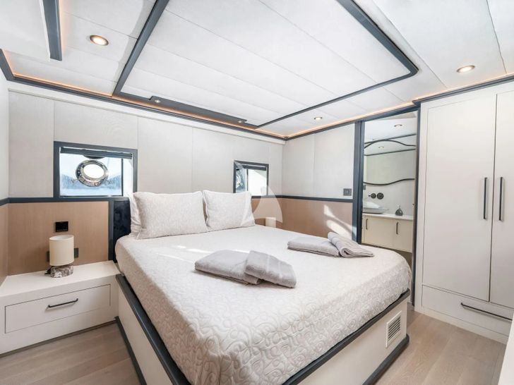 CALM DOWN Custom 30m - VIP cabin 3 CALM DOWN Custom 30m - VIP cabin 3