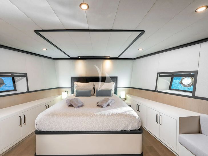 CALM DOWN Custom 30m - VIP cabin 4 CALM DOWN Custom 30m - VIP cabin 4