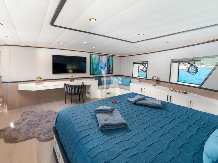 CALM DOWN Custom 30m - master cabin bed with TV CALM DOWN Custom 30m - master cabin bed with TV