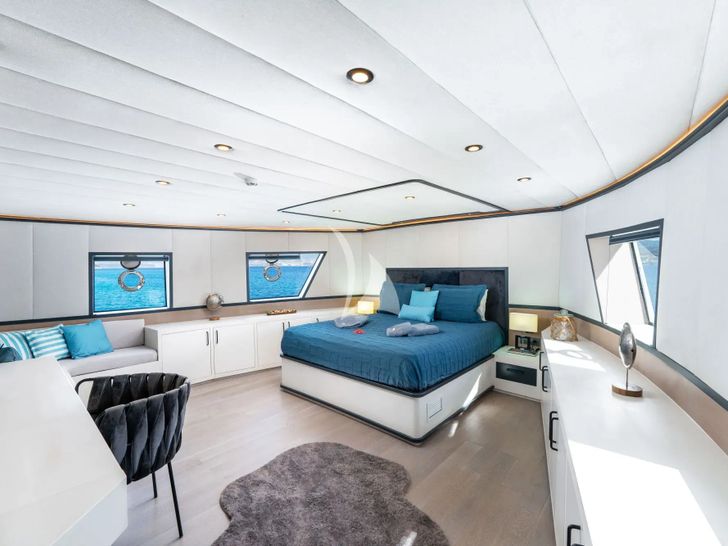 CALM DOWN Custom 30m - master cabin CALM DOWN Custom 30m - master cabin