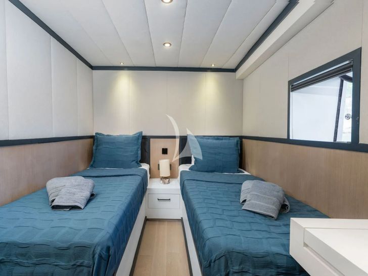 CALM DOWN Custom 30m - twin cabin wide shot CALM DOWN Custom 30m - twin cabin wide shot