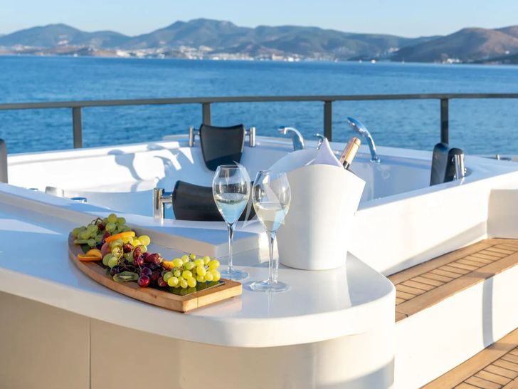 CALM DOWN Custom 30m - wine by the jacuzzi CALM DOWN Custom 30m - wine by the jacuzzi