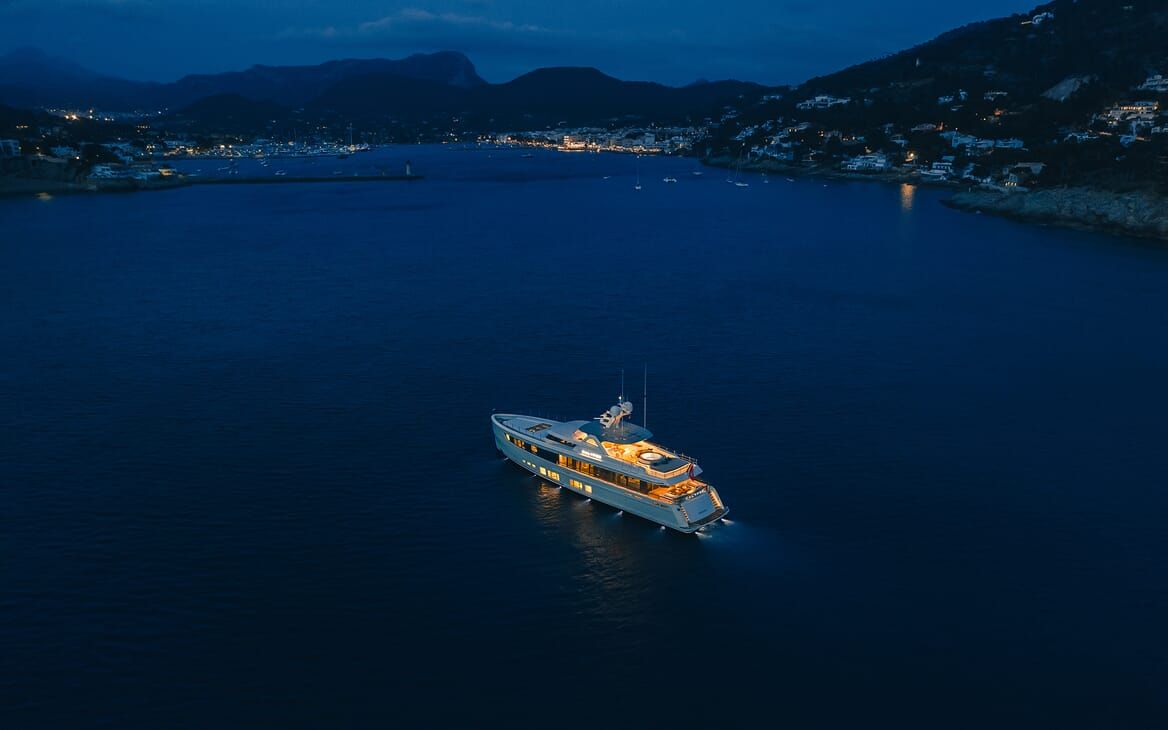 Luxury Crewed Motor Yacht MANA I - Mulder 36m - 4 Cabins - Amalfi Coast -  St Tropez - Naples - Sicily - Monaco - Cannes- Sardinia - Boatbookings