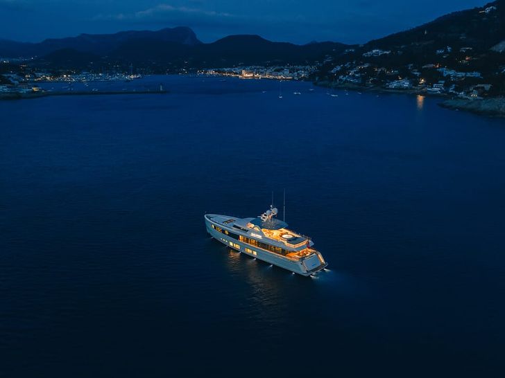 CALYPSO I Mulder 36m lit up CALYPSO I Mulder 36m lit up