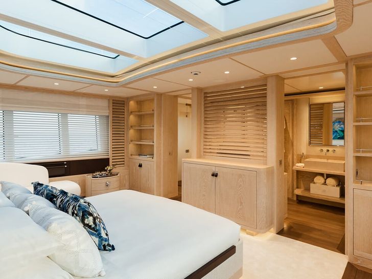 CALYPSO I Mulder 36m owners cabin bathroom