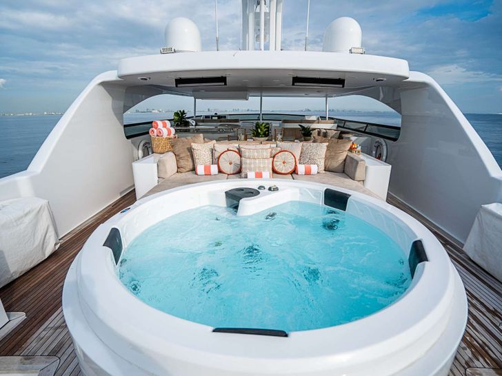 CAMILLE Broward 124 Flybridge Jacuzzi