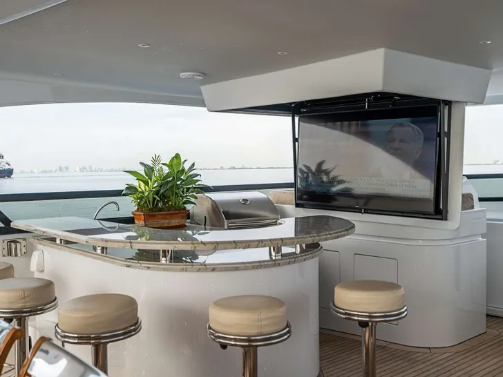 CAMILLE Broward 124 - sundeck bar with a huge retractable LED TV CAMILLE Broward 124 - sundeck bar with a huge retractable LED TV
