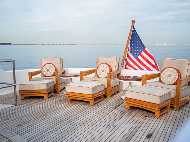 CAMILLE Broward 124 - sundeck sunbathing area CAMILLE Broward 124 - sundeck sunbathing area