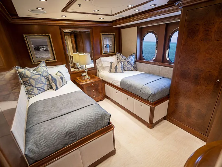 CAMILLE Broward 124 - twin cabin CAMILLE Broward 124 - twin cabin