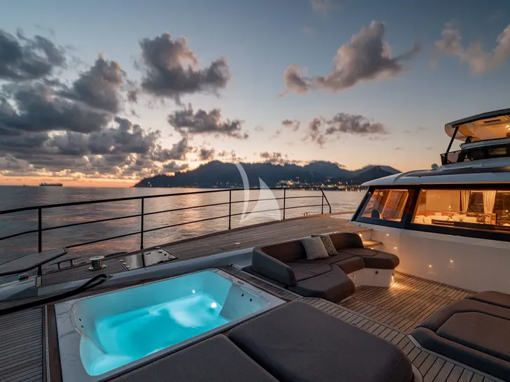 CAPRI Fountaine Pajot Thira 80 - jacuzzi CAPRI Fountaine Pajot Thira 80 - jacuzzi