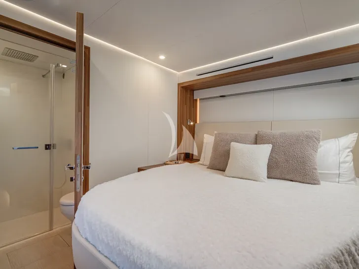 CAPRI Fountaine Pajot Thira 80 - VIP cabin 3 CAPRI Fountaine Pajot Thira 80 - VIP cabin 3