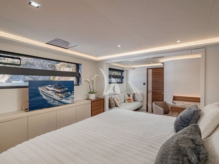 CAPRI Fountaine Pajot Thira 80 - master cabin bed CAPRI Fountaine Pajot Thira 80 - master cabin bed