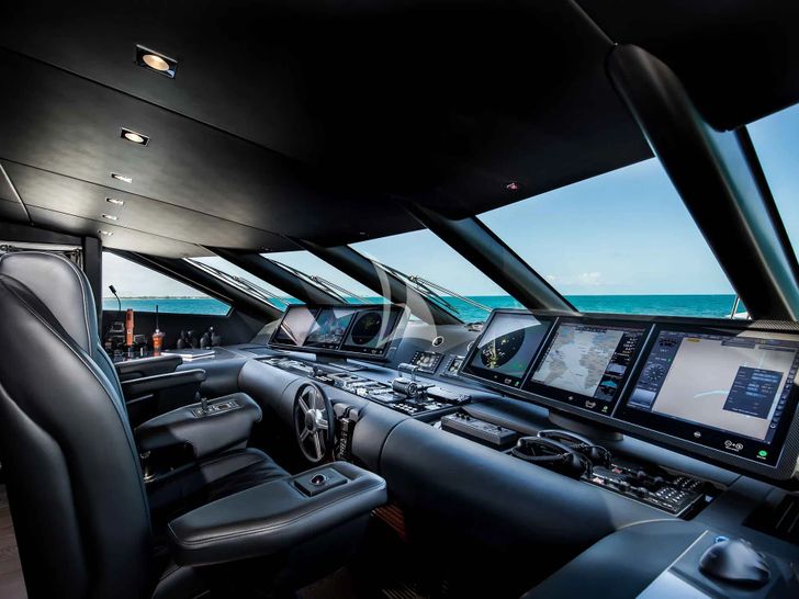 CAPTAIN MORGAN III Sunseeker 131 - cockpit CAPTAIN MORGAN III Sunseeker 131 - cockpit