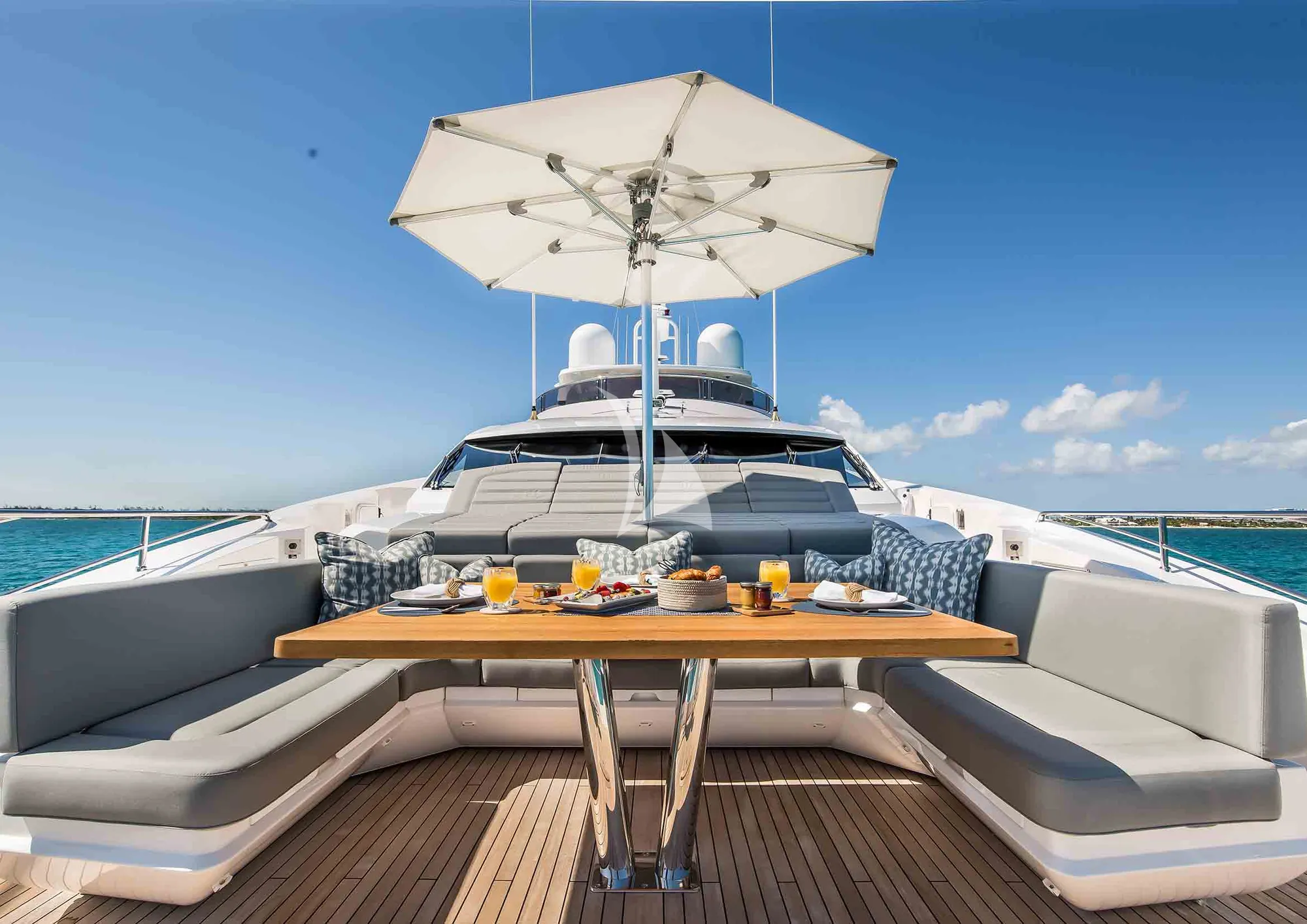 CAPTAIN MORGAN III Sunseeker 131 - foredeck lounge