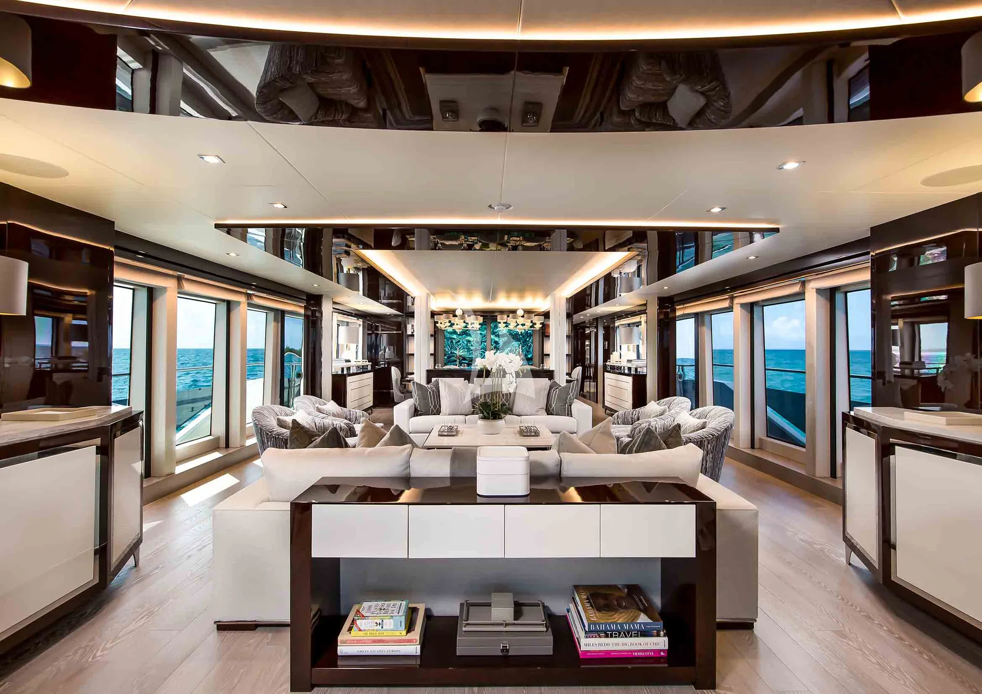 CAPTAIN MORGAN III Sunseeker 131 - main saloon