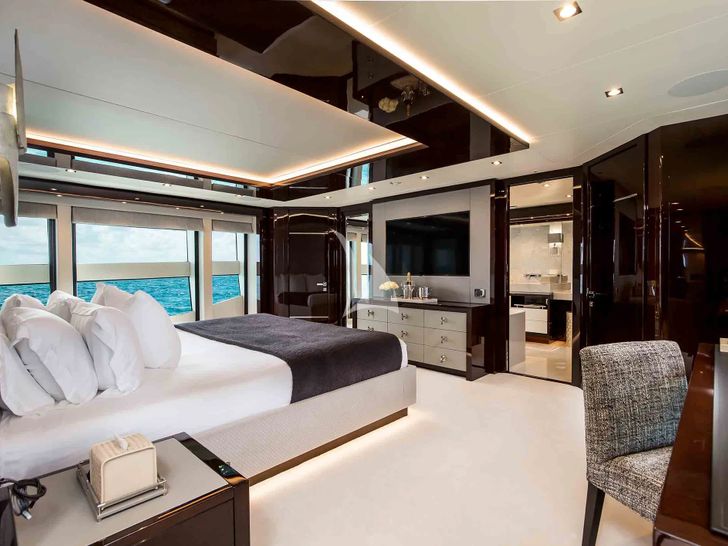 CAPTAIN MORGAN III Sunseeker 131 - master cabin bed and TV CAPTAIN MORGAN III Sunseeker 131 - master cabin bed and TV