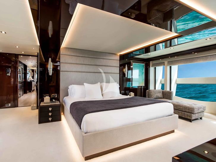 CAPTAIN MORGAN III Sunseeker 131 - master cabin CAPTAIN MORGAN III Sunseeker 131 - master cabin
