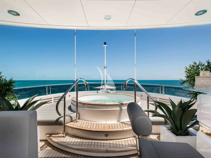 CAPTAIN MORGAN III Sunseeker 131 - sundeck jacuzzi CAPTAIN MORGAN III Sunseeker 131 - sundeck jacuzzi
