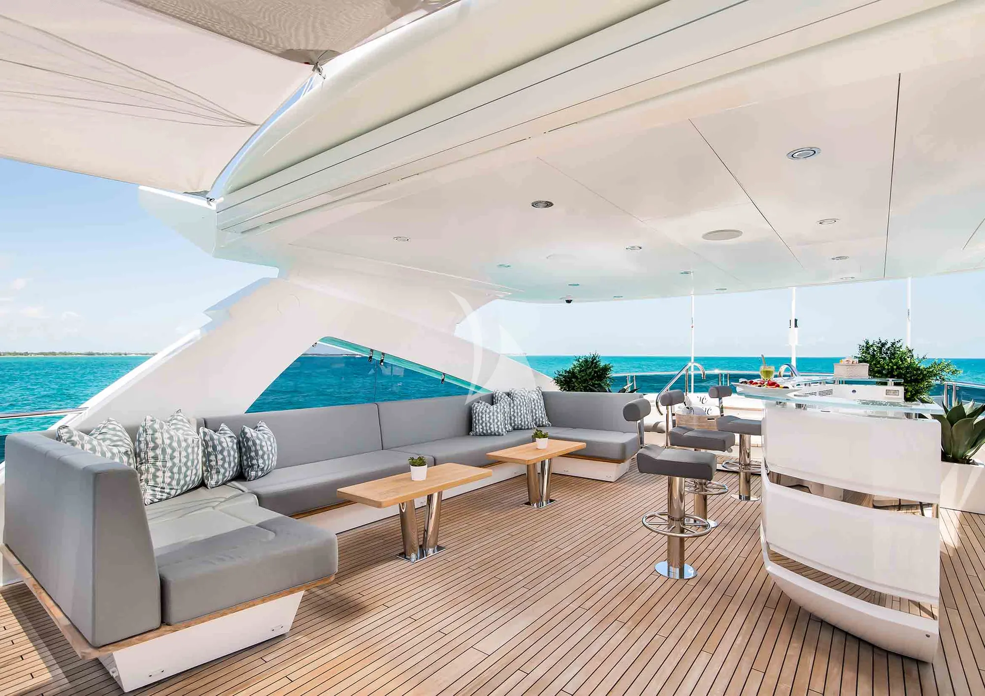 CAPTAIN MORGAN III Sunseeker 131 - sundeck lounge and bar
