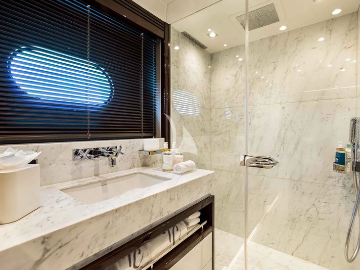 CAPTAIN MORGAN III Sunseeker 131 - twin cabin 2 bathroom CAPTAIN MORGAN III Sunseeker 131 - twin cabin 2 bathroom