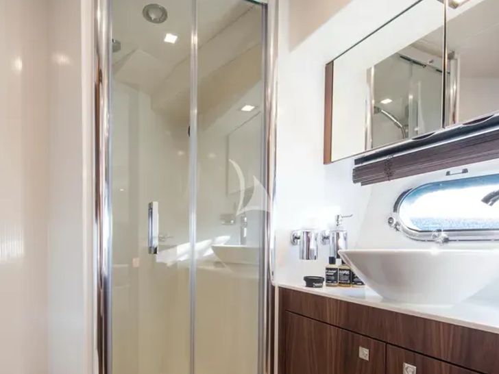 CARDANO Sunseeker Manhattan 63 - VIP cabin 1 bathroom CARDANO Sunseeker Manhattan 63 - VIP cabin 1 bathroom