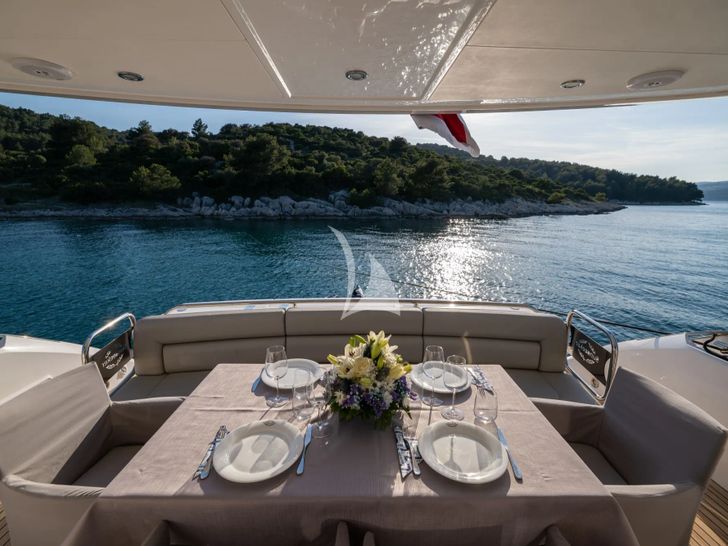 CARDANO Sunseeker Manhattan 63 - aft deck alfresco dining area CARDANO Sunseeker Manhattan 63 - aft deck alfresco dining area