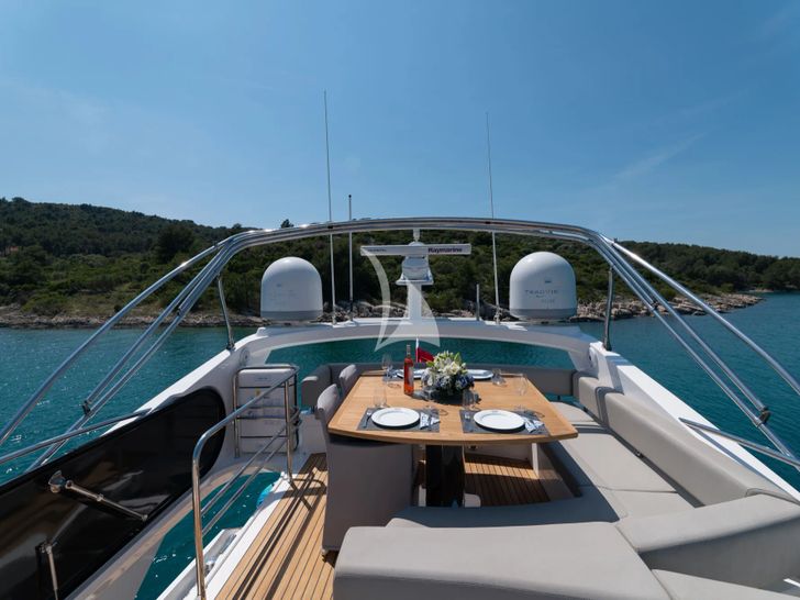 CARDANO Sunseeker Manhattan 63 - flybridge alfresco dining CARDANO Sunseeker Manhattan 63 - flybridge alfresco dining