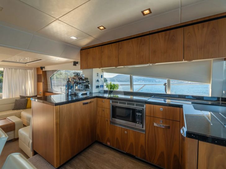 CARDANO Sunseeker Manhattan 63 - galley CARDANO Sunseeker Manhattan 63 - galley